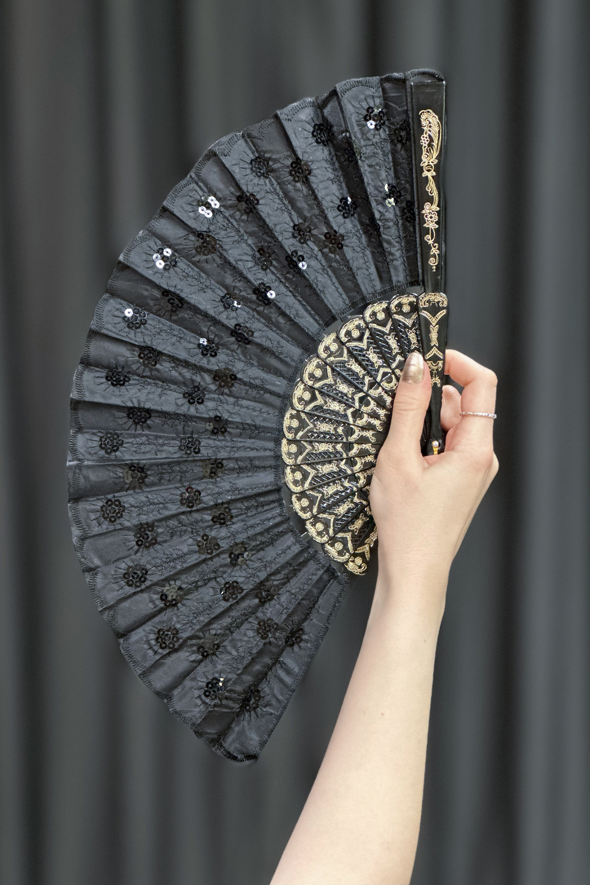 Siyah Pul İşlemeli Yelpaze